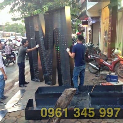 Thi c&ocirc;ng bảng hiệu quảng c&aacute;o chữ inox cần những y&ecirc;u cầu g&igrave;?