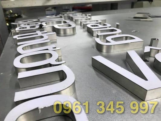 Thi c&ocirc;ng bảng hiệu quảng c&aacute;o chữ inox cần những y&ecirc;u cầu g&igrave;?