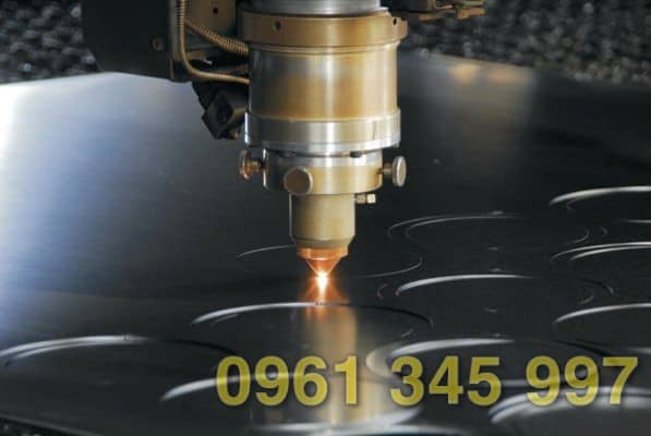 So s&aacute;nh 2 phương ph&aacute;p cắt Laser CO2 v&agrave; Fiber