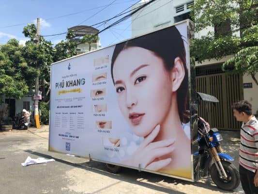 Thu H&uacute;t H&agrave;ng Triệu &Aacute;nh Mắt Của Kh&aacute;ch H&agrave;ng Từ Bảng Hiệu Hiflex Ngo&agrave;i Đẹp Mắt