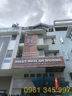 Thi công bảng hiệu alu chữ nổi mica chuyên nghiệp Thi công bảng hiệu alu chữ nổi mica chuyên nghiệp