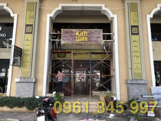 Thi c&ocirc;ng biển hiệu Kim Qu&aacute;n Ph&uacute; Mỹ Hưng