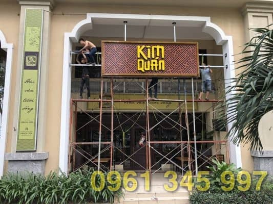 Thi c&ocirc;ng biển hiệu Kim Qu&aacute;n Ph&uacute; Mỹ Hưng