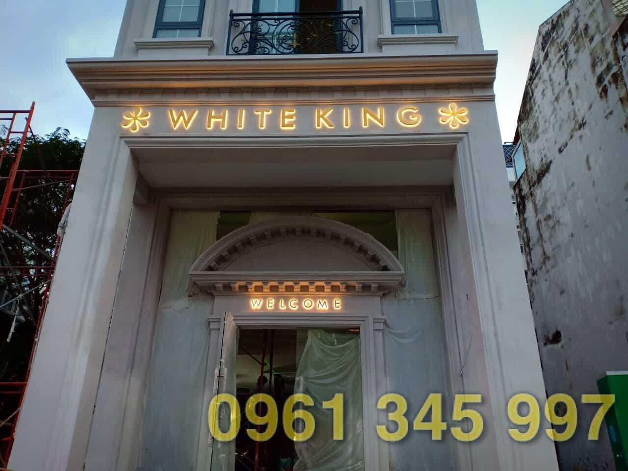 Biển hiệu chữ nổi hắt sáng chân Biển hiệu chữ nổi hắt sáng chân