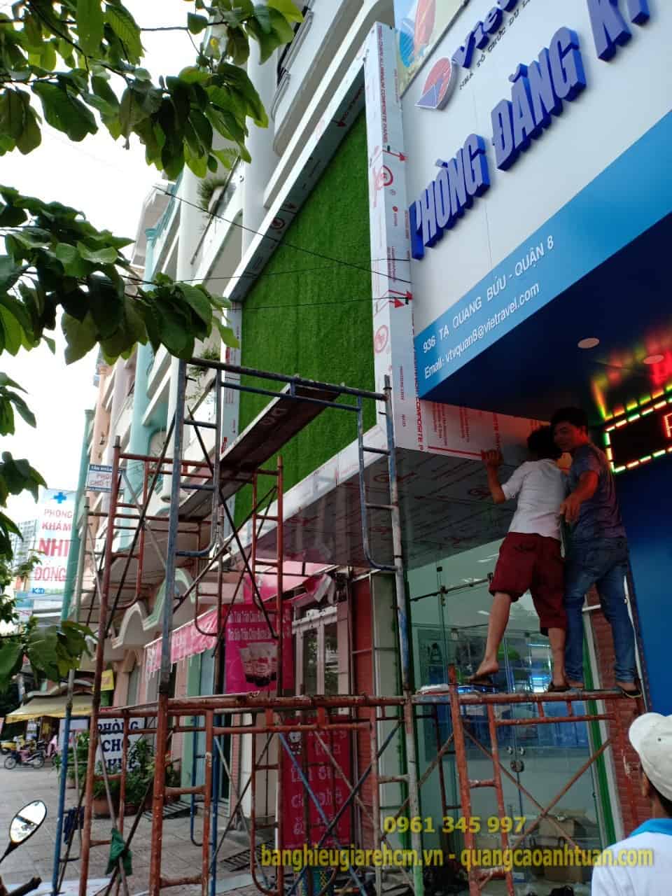 Bảng hiệu mica gi&aacute; rẻ