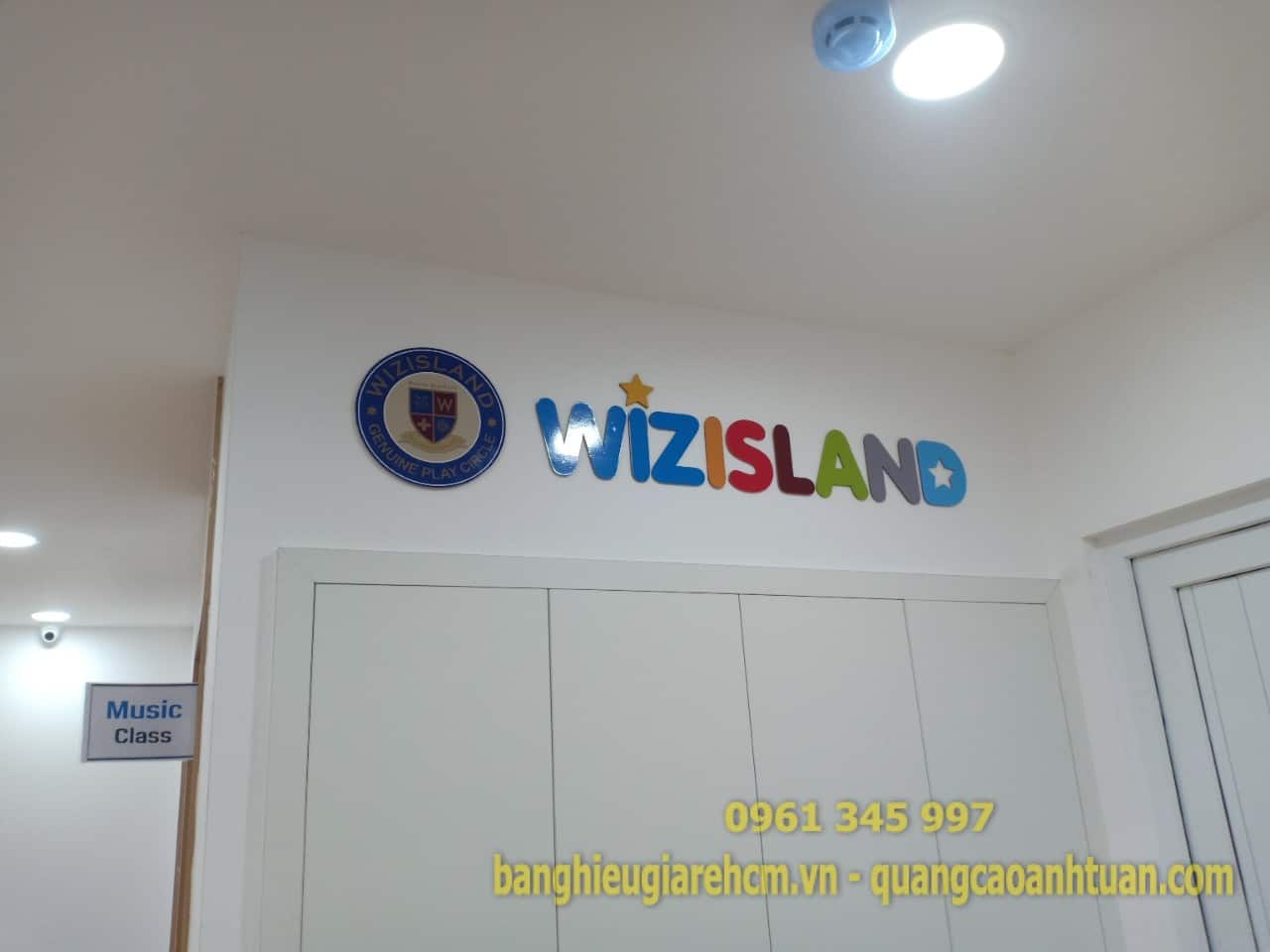 L&agrave;m bảng hiệu mica h&uacute;t nổi cho doanh nghiệp