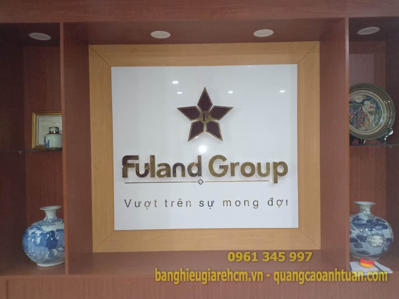 Bảng hiệu mica gi&aacute; rẻ