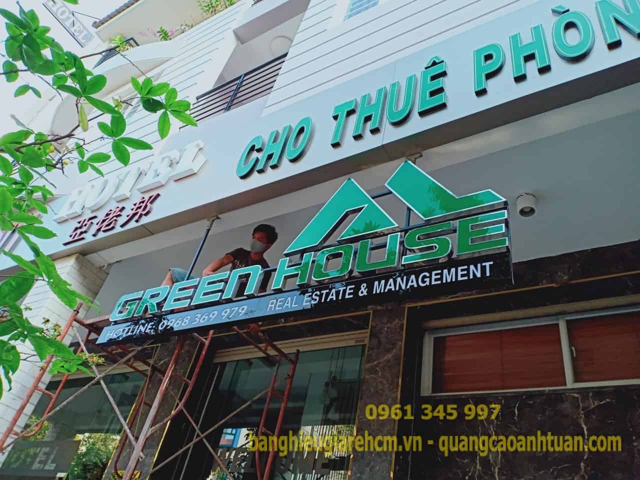 Bảng hiệu mica gi&aacute; rẻ