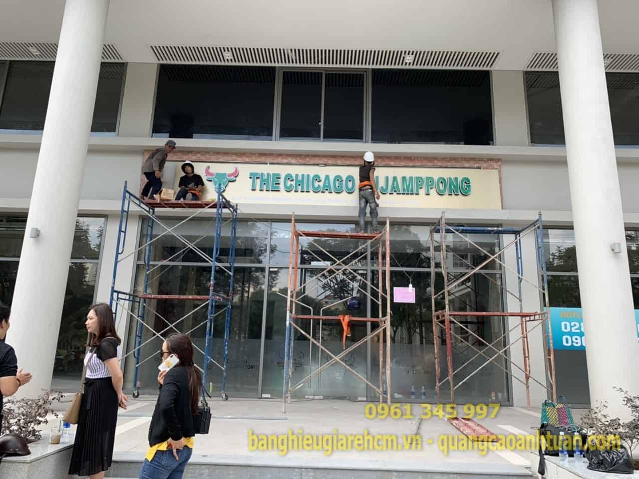 L&agrave;m bảng hiệu chữ Mica Đ&egrave;n led nh&agrave; h&agrave;ng Jjampppong