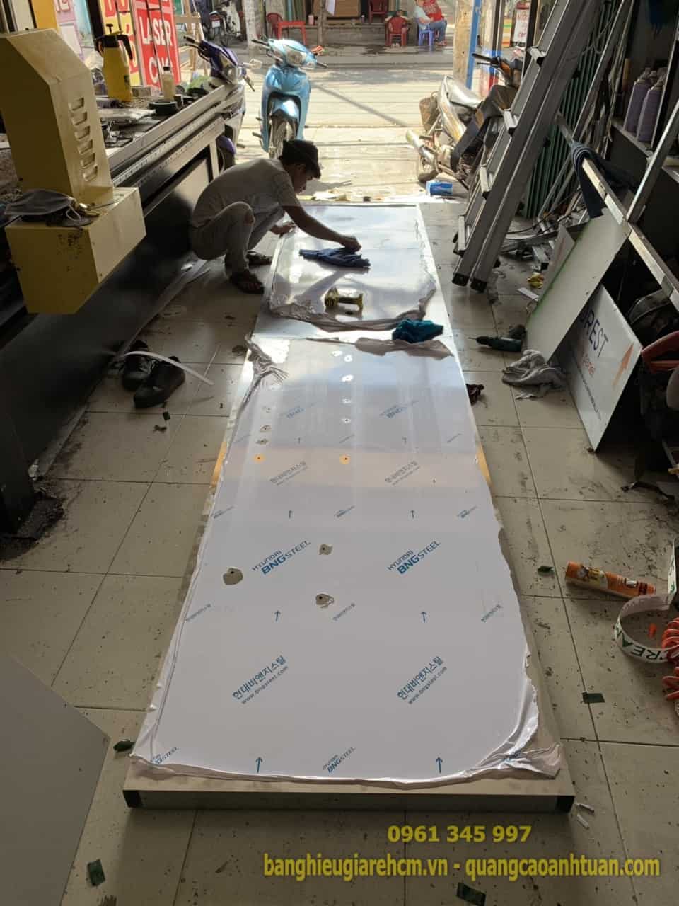 Thi c&ocirc;ng bảng hiệu quảng c&aacute;o Mica