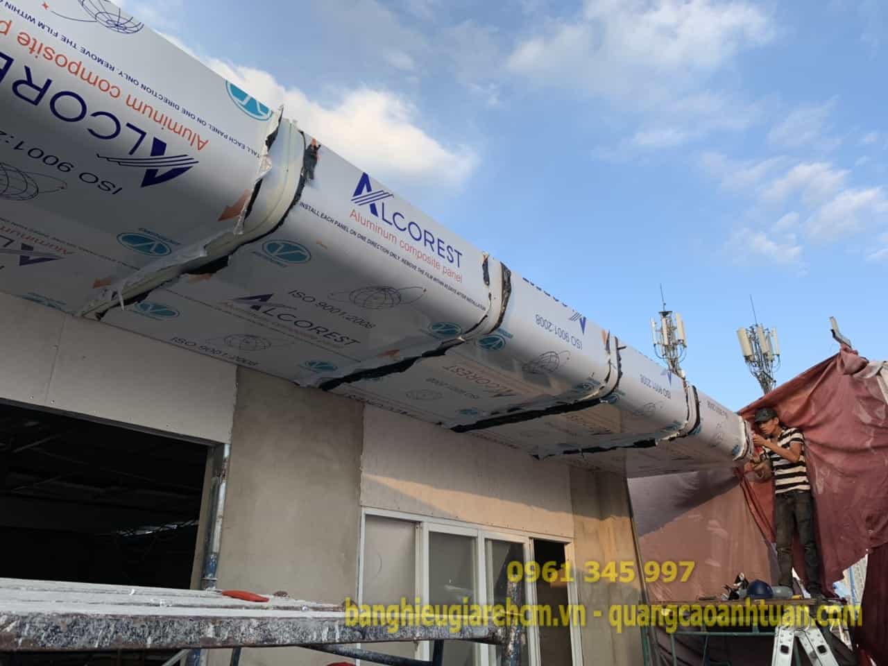 Thi c&ocirc;ng bảng hiệu quảng c&aacute;o Mica