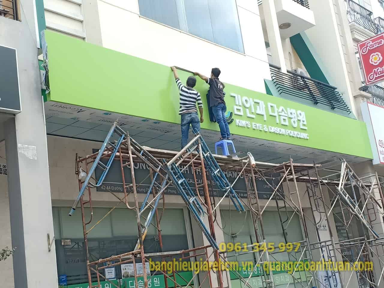 L&agrave;m bảng hiệu mica h&uacute;t nổi cho doanh nghiệp