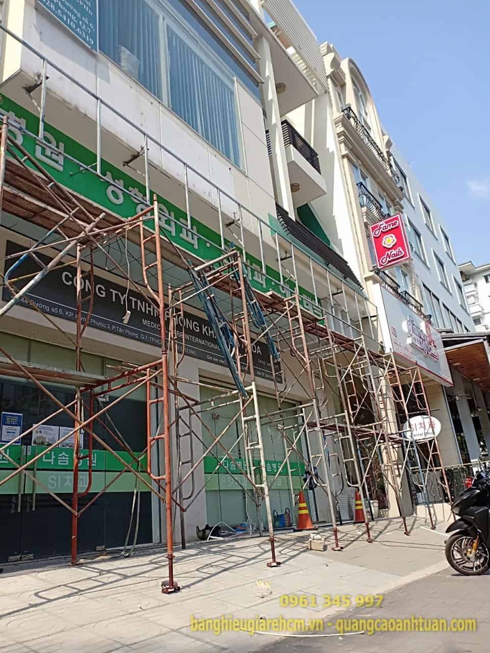 Thiết kế thi c&ocirc;ng bảng hiệu mặt tiền cửa h&agrave;ng-trung t&acirc;m đẹp