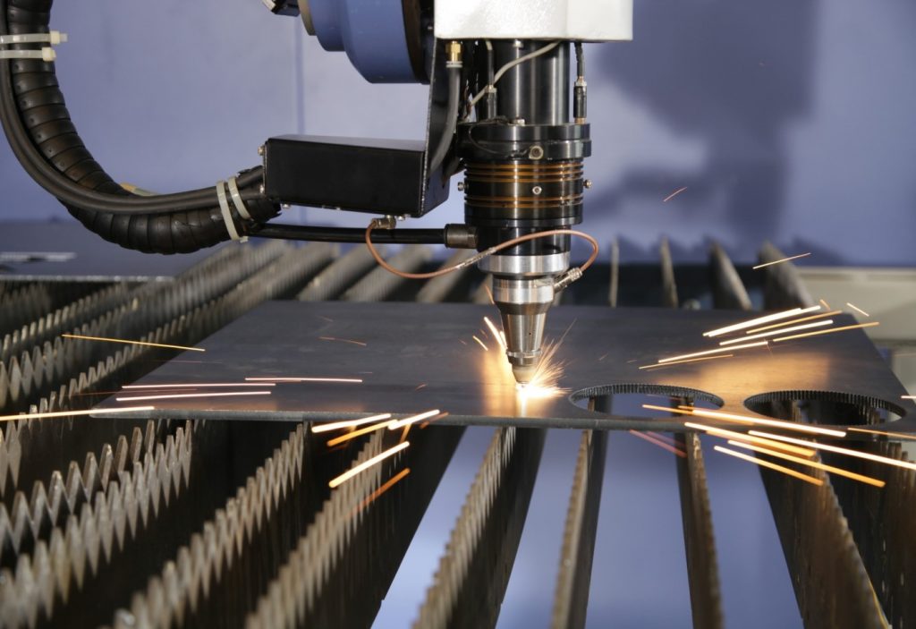Bạn nên lựa chọn cắt laser hay cắt CNC ?